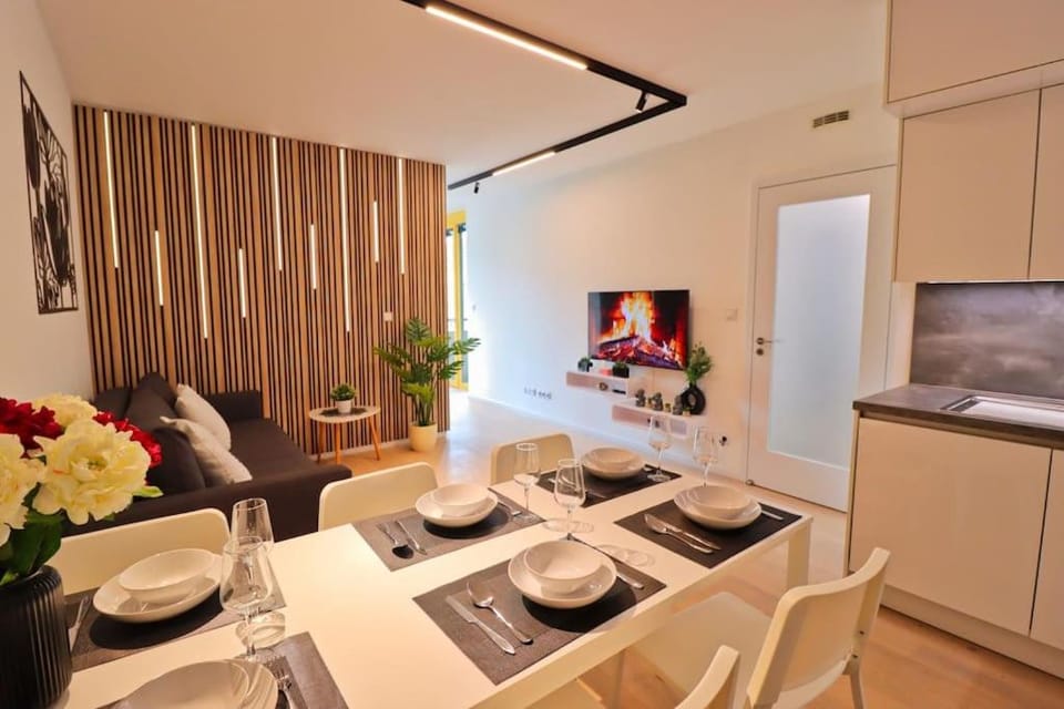 TV and multimedia, Kitchen or kitchenette, Living room, Seating area, Dining area