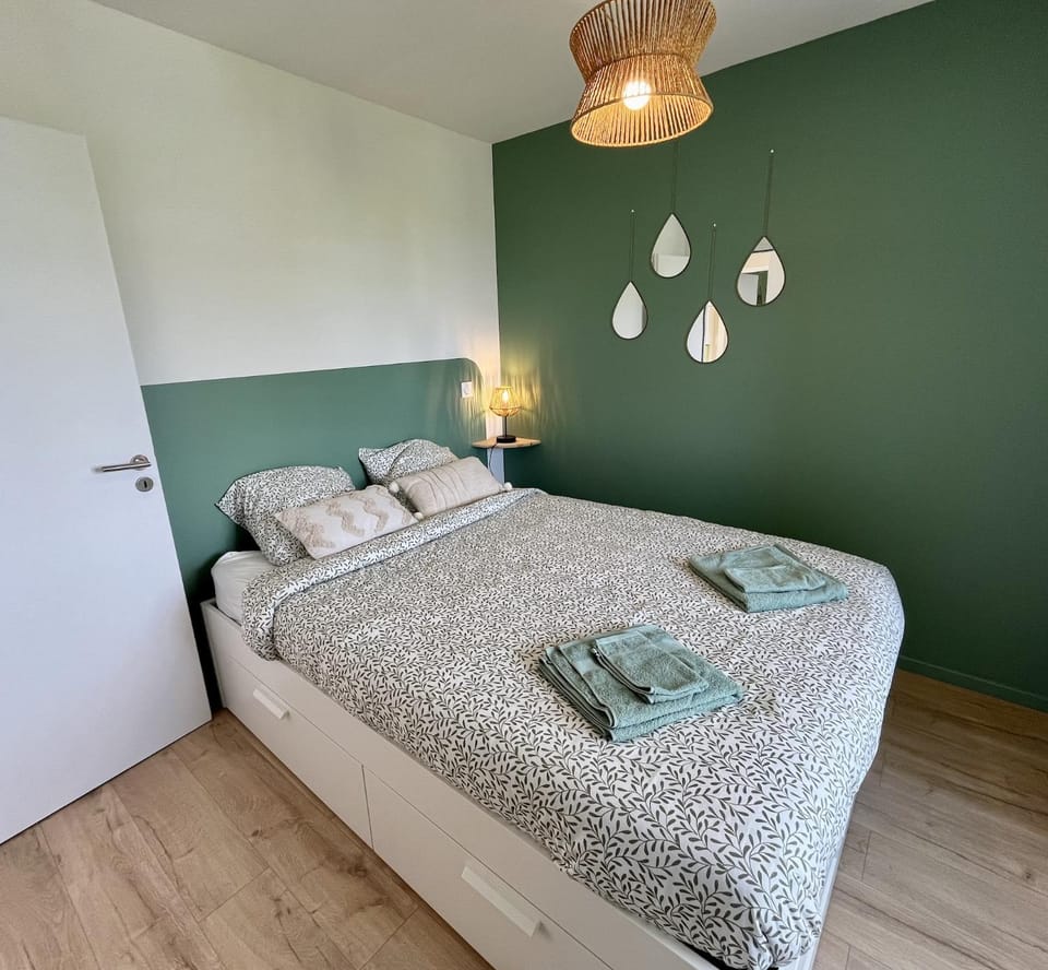 Bed, Photo of the whole room, Bedroom, towels