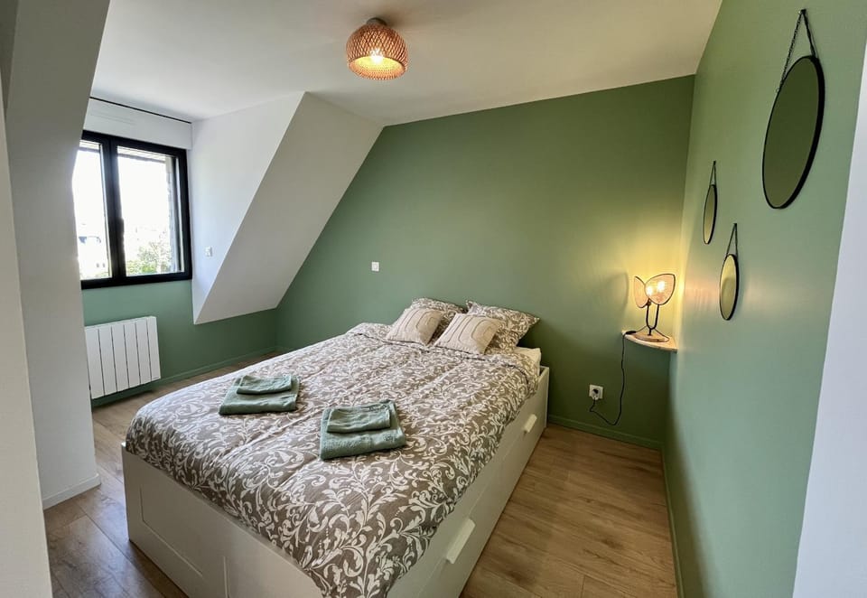 Bed, Photo of the whole room, Bedroom, towels