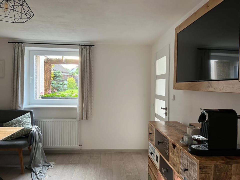 TV and multimedia, Coffee/tea facilities, Kitchen or kitchenette, Dining area, stove, toaster
