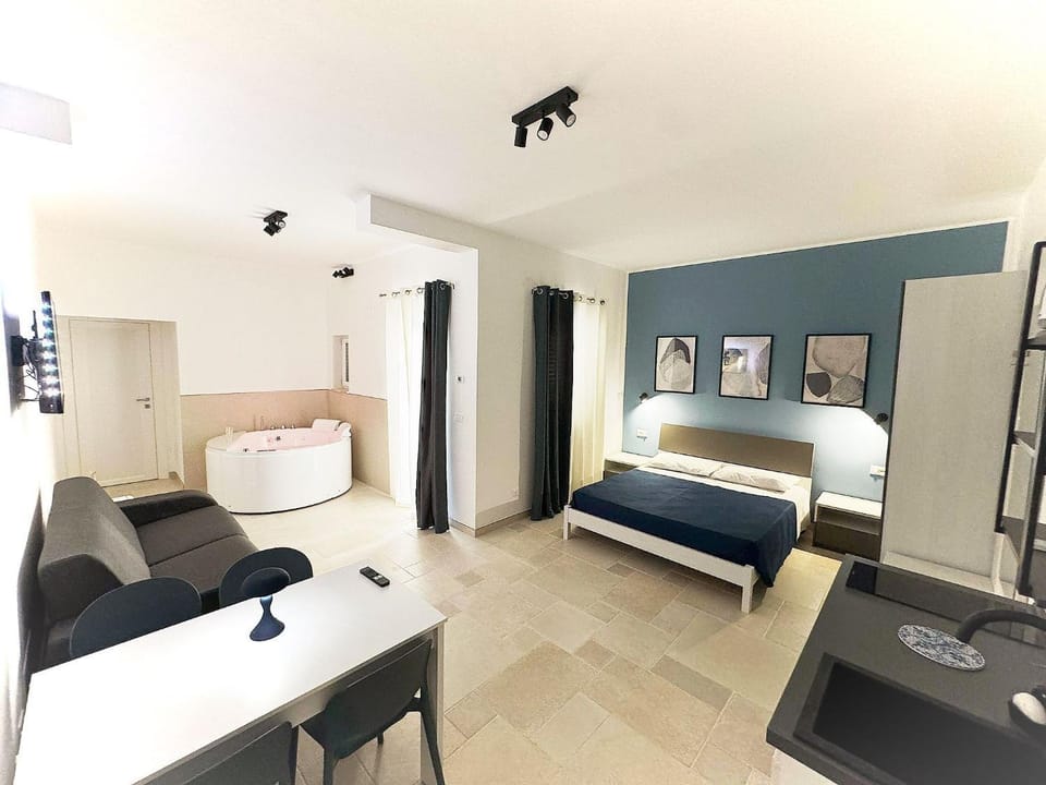 Bed, TV and multimedia, Photo of the whole room, Bedroom