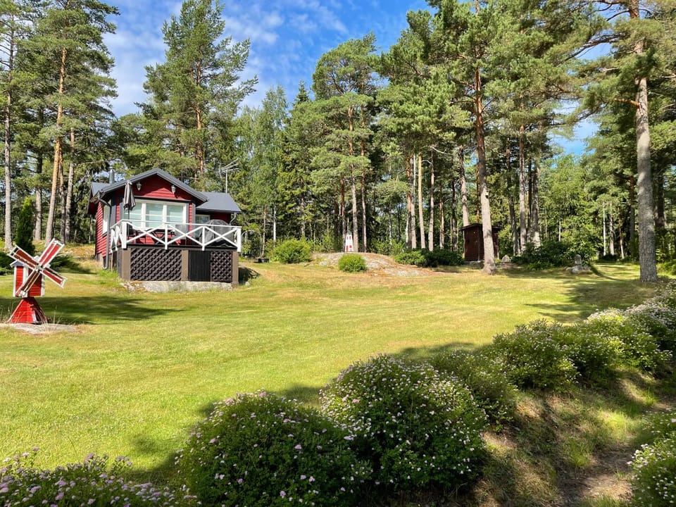Property building, Spring, Day, Natural landscape, Garden, Garden view