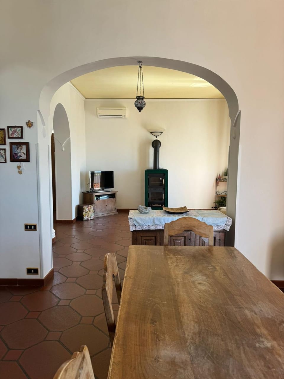 TV and multimedia, Living room, Seating area, Dining area
