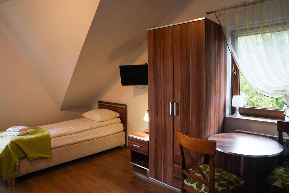 Bed, TV and multimedia, Living room, Photo of the whole room, Seating area, Evening entertainment, Bedroom, wardrobe