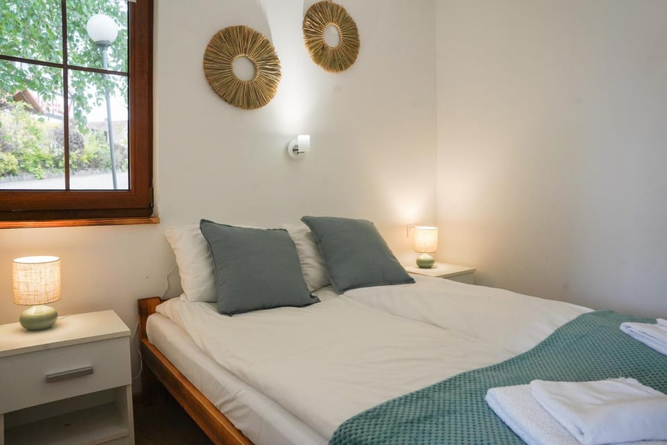 Bed, Other, Other, Other, Photo of the whole room, Seating area, Bedroom, towels, towels