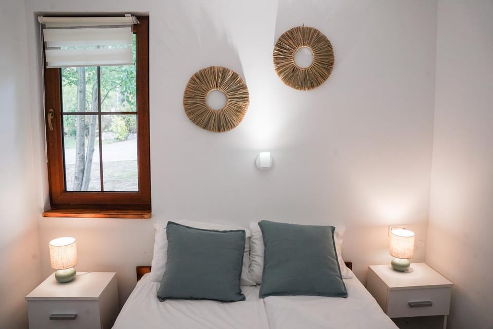 Bed, Living room, Photo of the whole room, Seating area, Bedroom, towels, towels