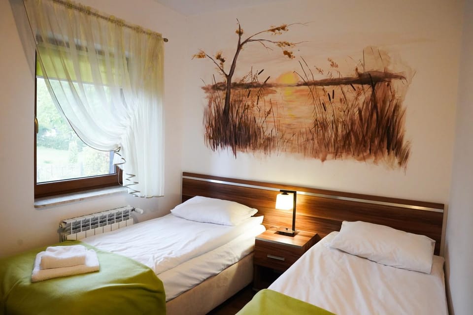 Bed, Photo of the whole room, Seating area, Bedroom, towels, towels