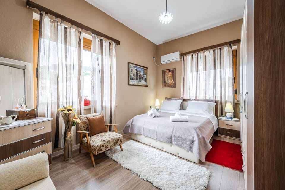 Bed, Bedroom, towels