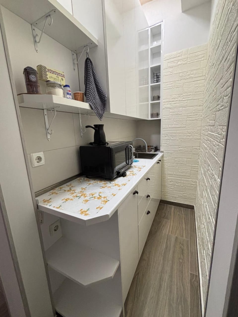 Coffee/tea facilities, microwave