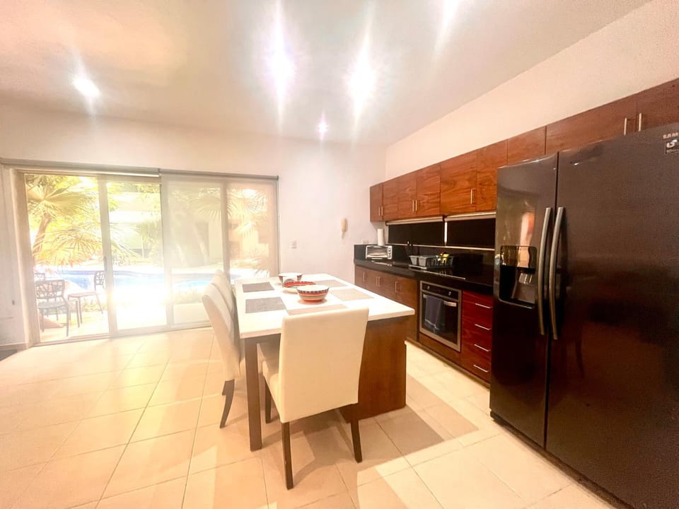 Kitchen or kitchenette, Dining area