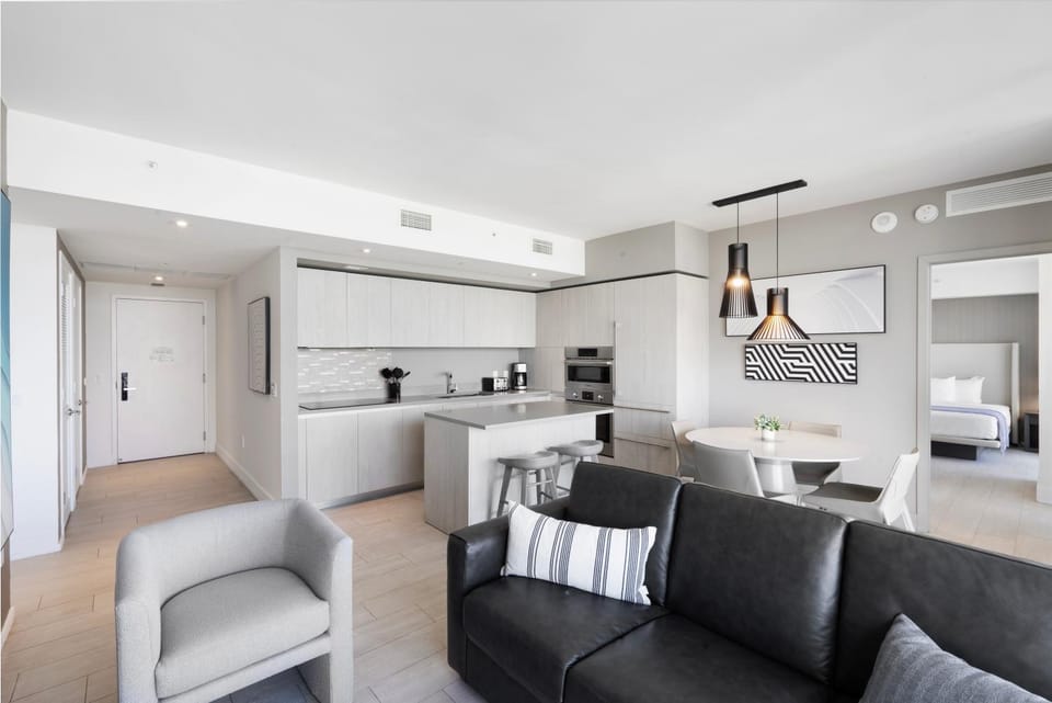Bed, Living room, Seating area, Dining area, kitchen