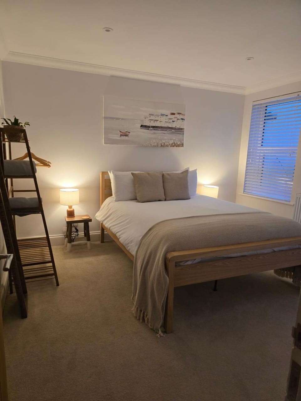 Luxury, Spacious 3 Bedroom, Beachfront Apt with Parking & Courtyard - Shoreside Apartment in Margate
