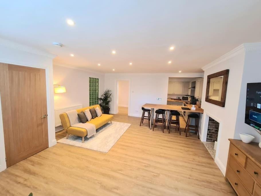 Luxury, Spacious 3 Bedroom, Beachfront Apt with Parking & Courtyard - Shoreside Apartment in Margate