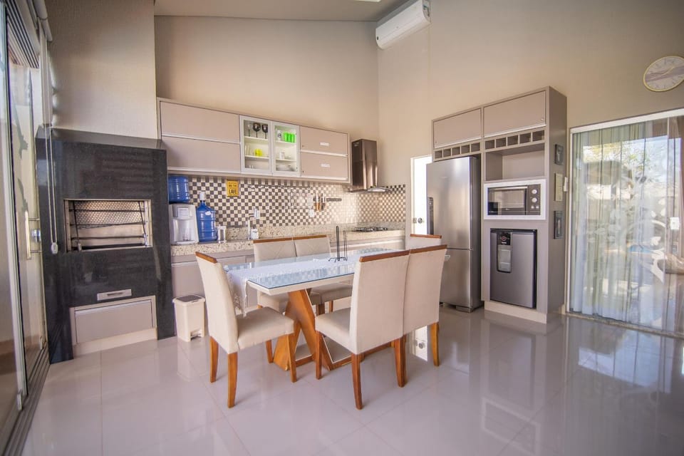 BBQ facilities, Kitchen or kitchenette, Dining area, oven, stove