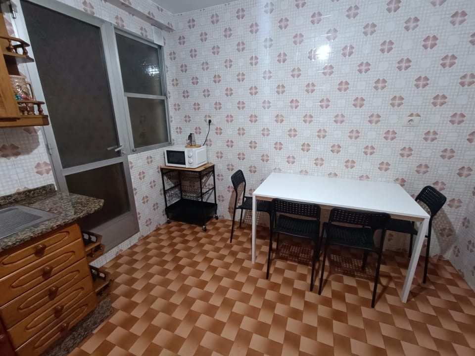 Kitchen or kitchenette, Dining area
