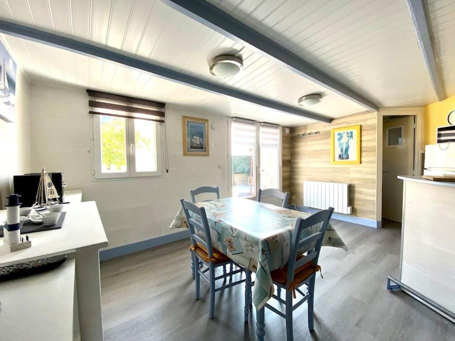 Living room, Seating area, Dining area, pet friendly