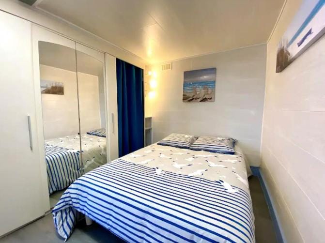 Bed, Photo of the whole room, Bedroom, towels, wardrobe