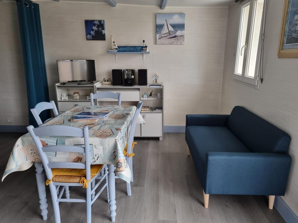 Living room, Seating area, Dining area, pet friendly