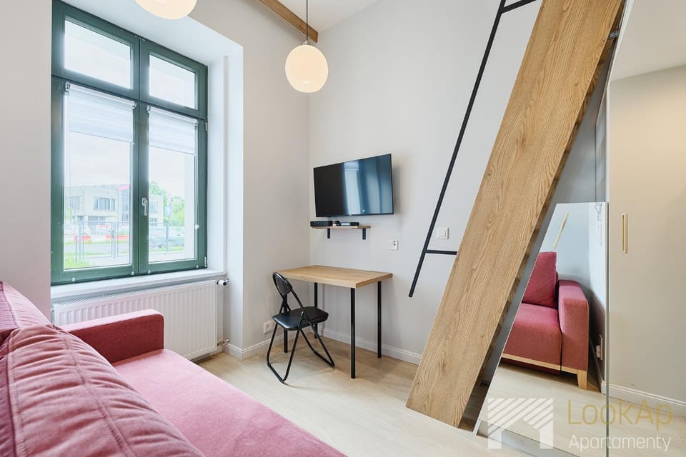 Bed, TV and multimedia, Seating area