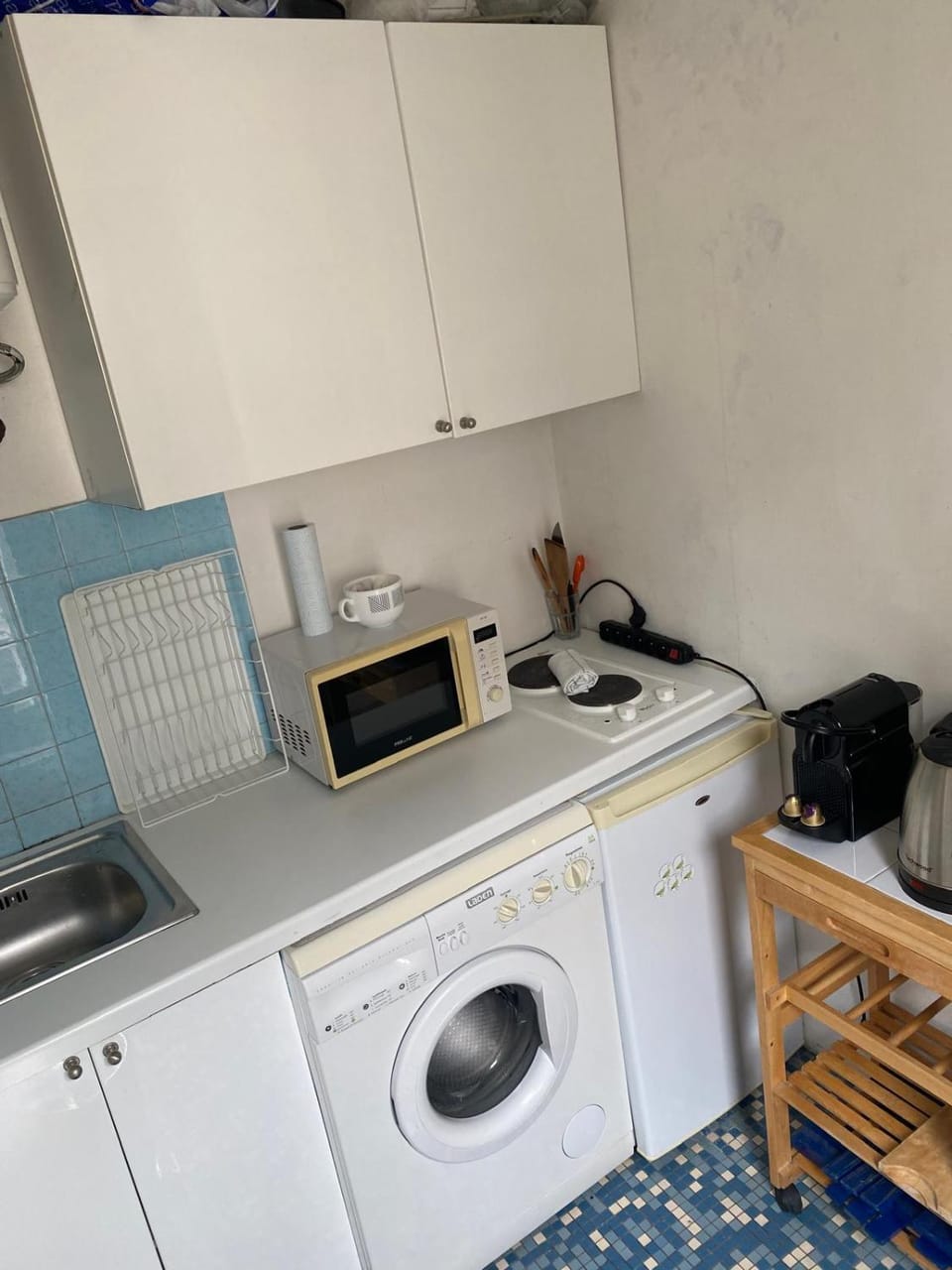Kitchen or kitchenette, stove, toaster, washing machine