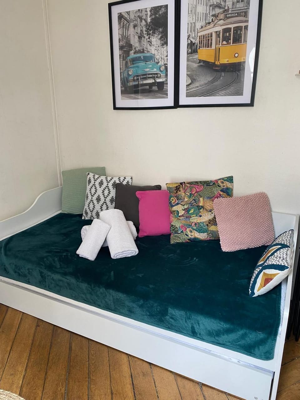 Bed, Seating area