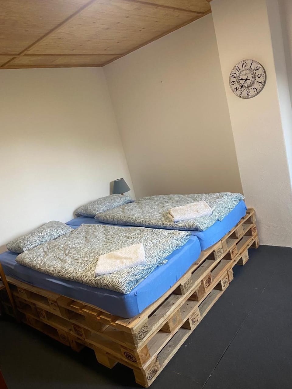 Bed, Photo of the whole room, towels