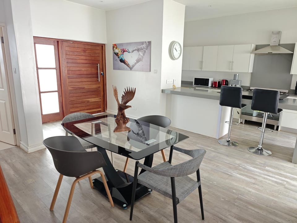 Kitchen or kitchenette, Seating area, Dining area