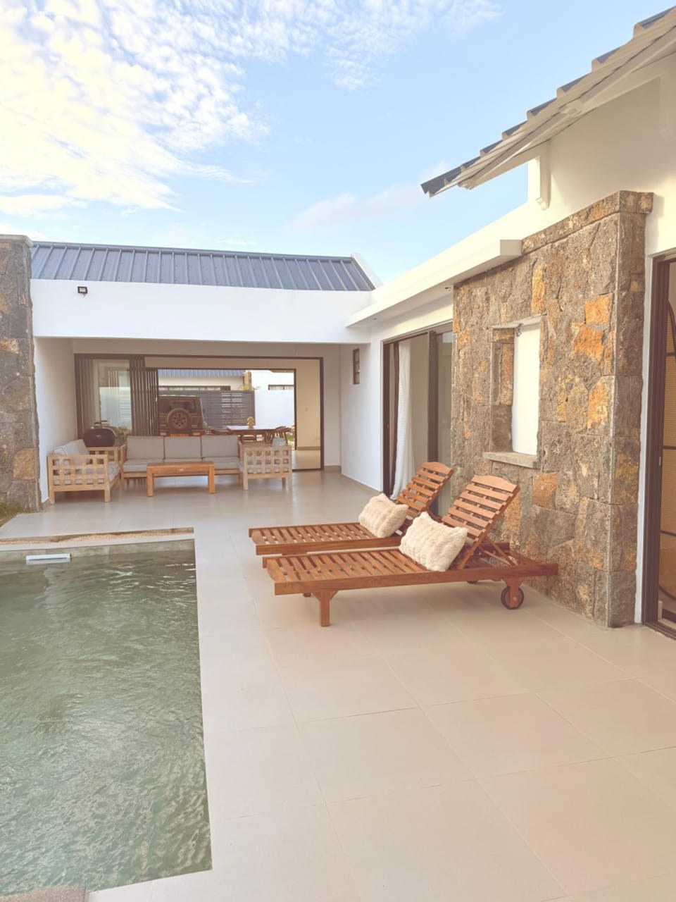 Property building, Patio, Day, Pool view, Swimming pool, sunbed