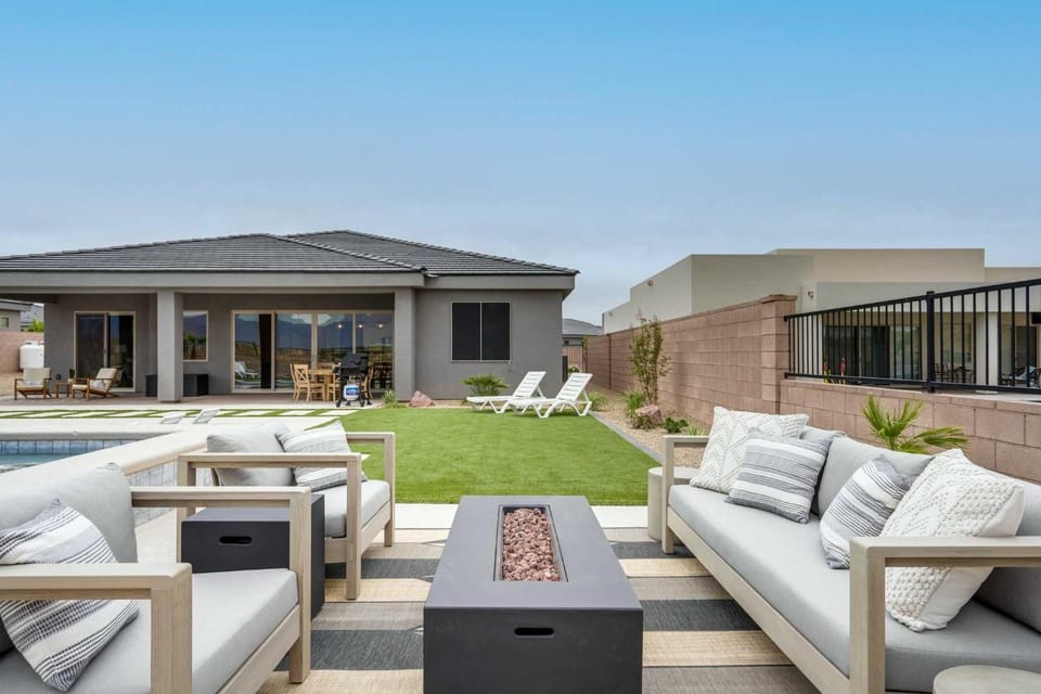 Seating area, Mountain view, fireplace