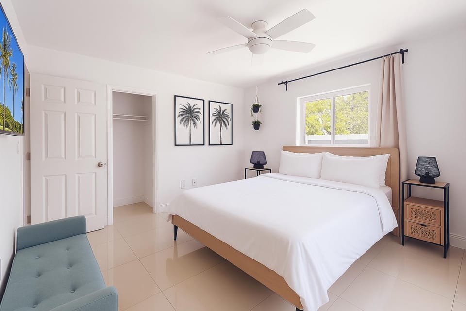Bed, TV and multimedia, Bedroom