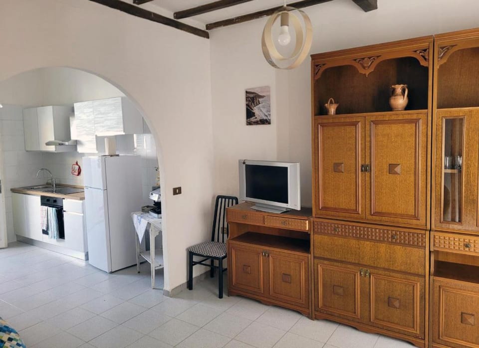 TV and multimedia, Kitchen or kitchenette, Living room, Seating area