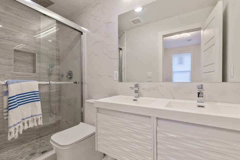 Modern & Spacious 3 BED & 2 BA Condo mins from NYC Apartment in Jersey City