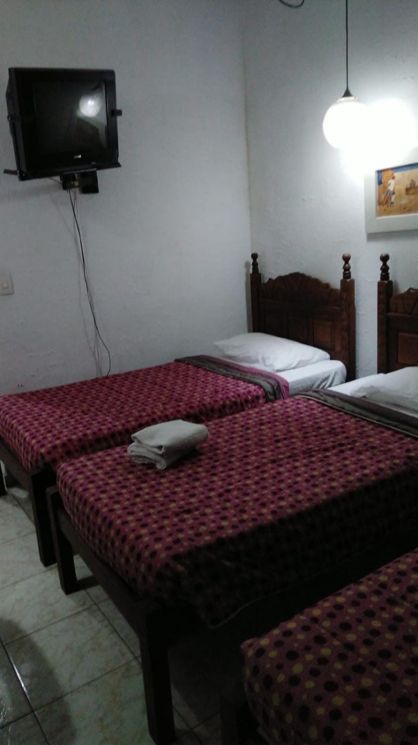 Bed, TV and multimedia, Photo of the whole room, Bedroom, towels