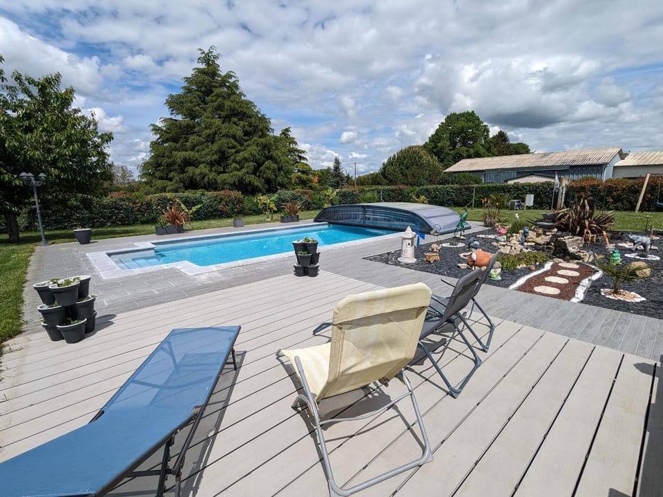 Titre proposé : Gîte familial avec piscine chauffée, jardin et jeux pour enfants à l'orée de la forêt d'Orléans - FR-1-590-432 House in Centre-Val de Loire