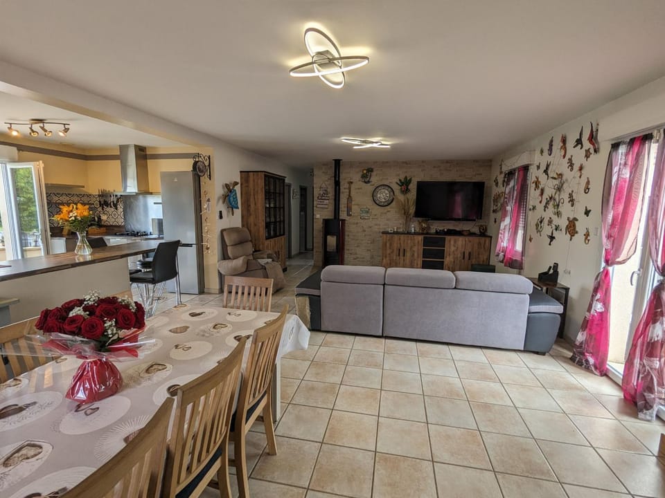Titre proposé : Gîte familial avec piscine chauffée, jardin et jeux pour enfants à l'orée de la forêt d'Orléans - FR-1-590-432 House in Centre-Val de Loire