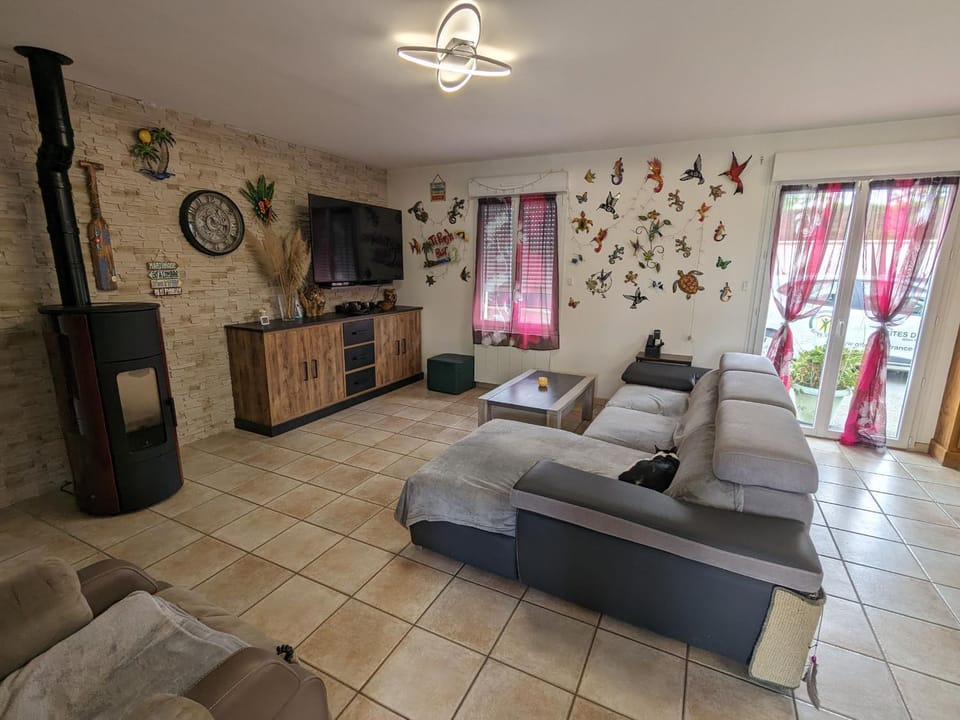 Titre proposé : Gîte familial avec piscine chauffée, jardin et jeux pour enfants à l'orée de la forêt d'Orléans - FR-1-590-432 House in Centre-Val de Loire