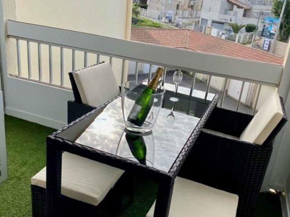 Studio Rénové et Climatisé avec Terrasse, Parking Privé et Options Confort à Marseillan - FR-1-387-209 Apartment in Marseillan