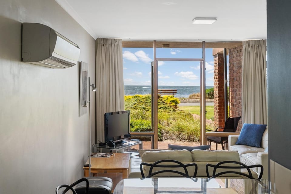 TV and multimedia, Seating area, Dining area, Sea view, air conditioner
