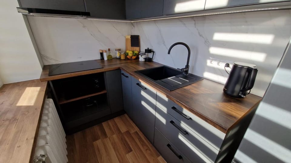Coffee/tea facilities, Kitchen or kitchenette, stove
