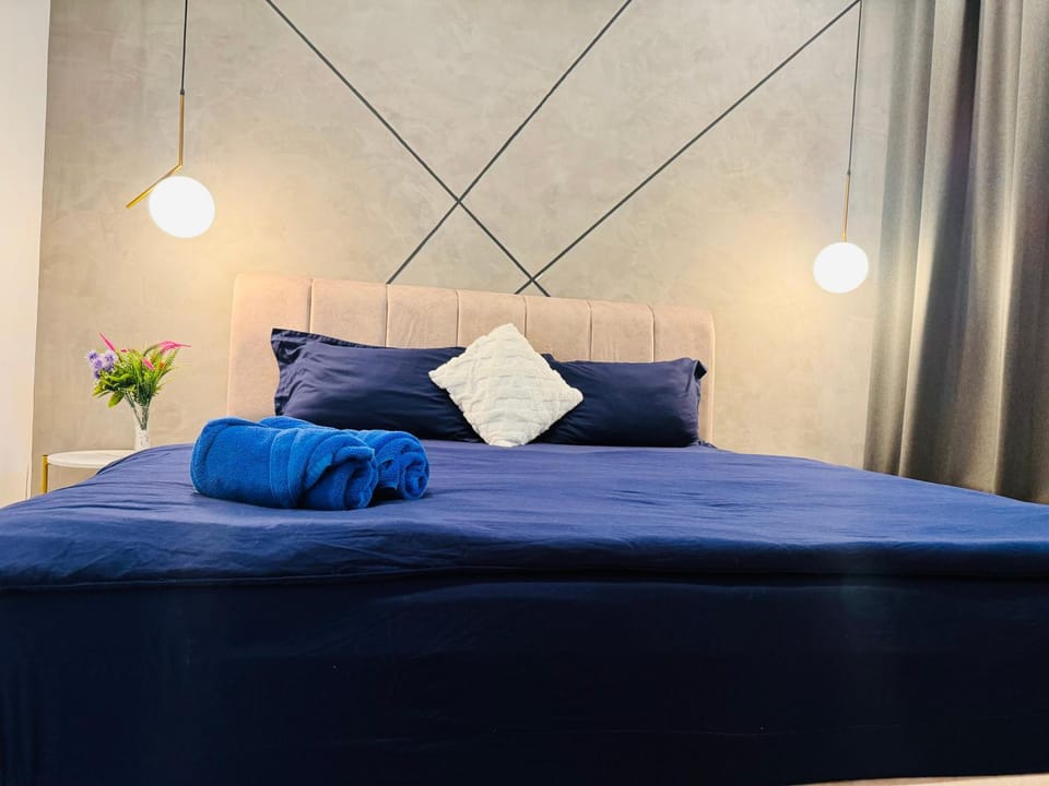 Bed, Bedroom, towels