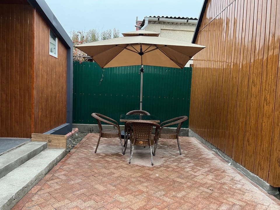 Patio, Day, Dining area