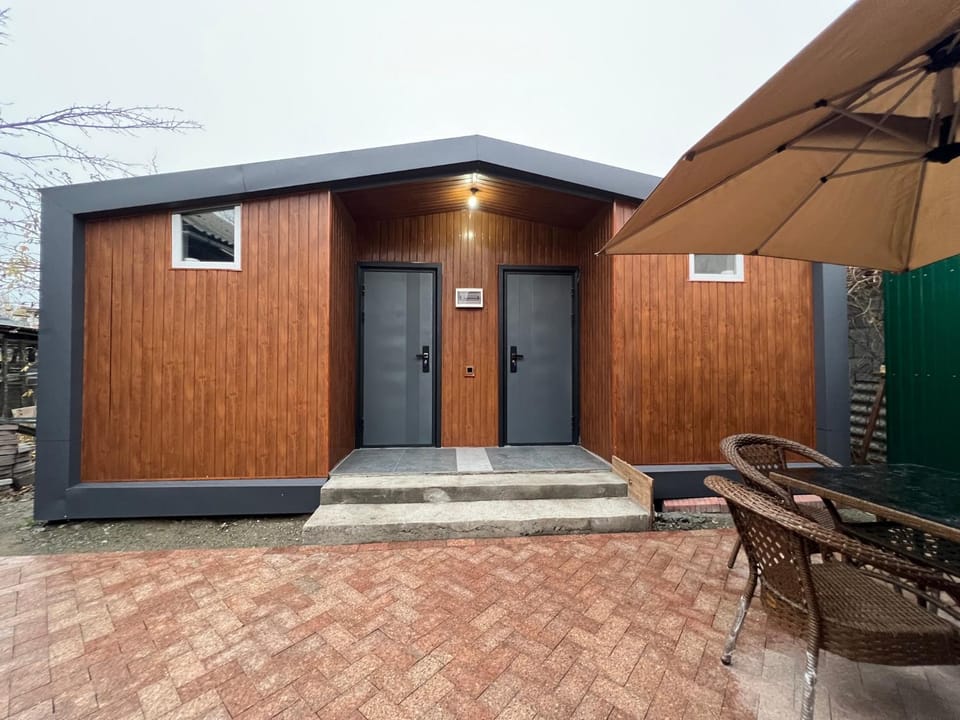 Property building, Facade/entrance, Day