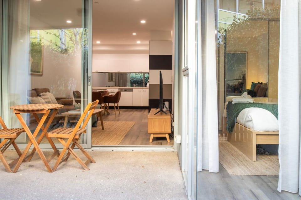 Richmond Retreat with Courtyard Parking Apartment in Melbourne