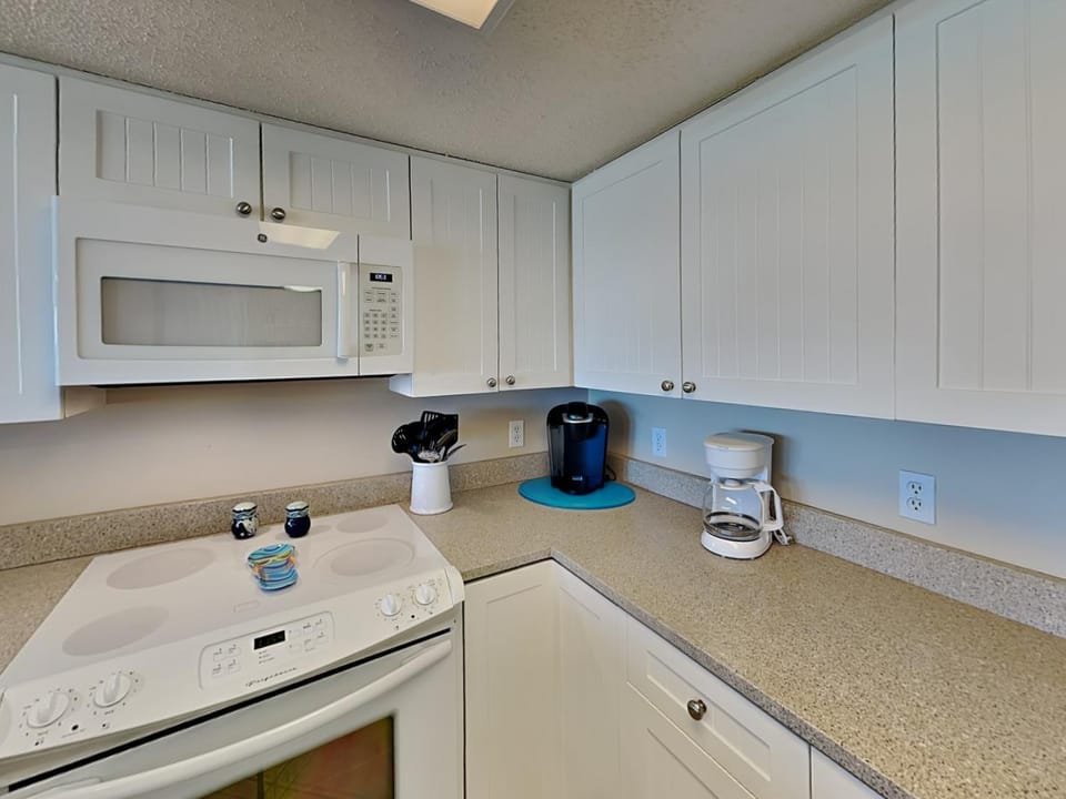 Coffee/tea facilities, Kitchen or kitchenette, microwave, stove, kitchen