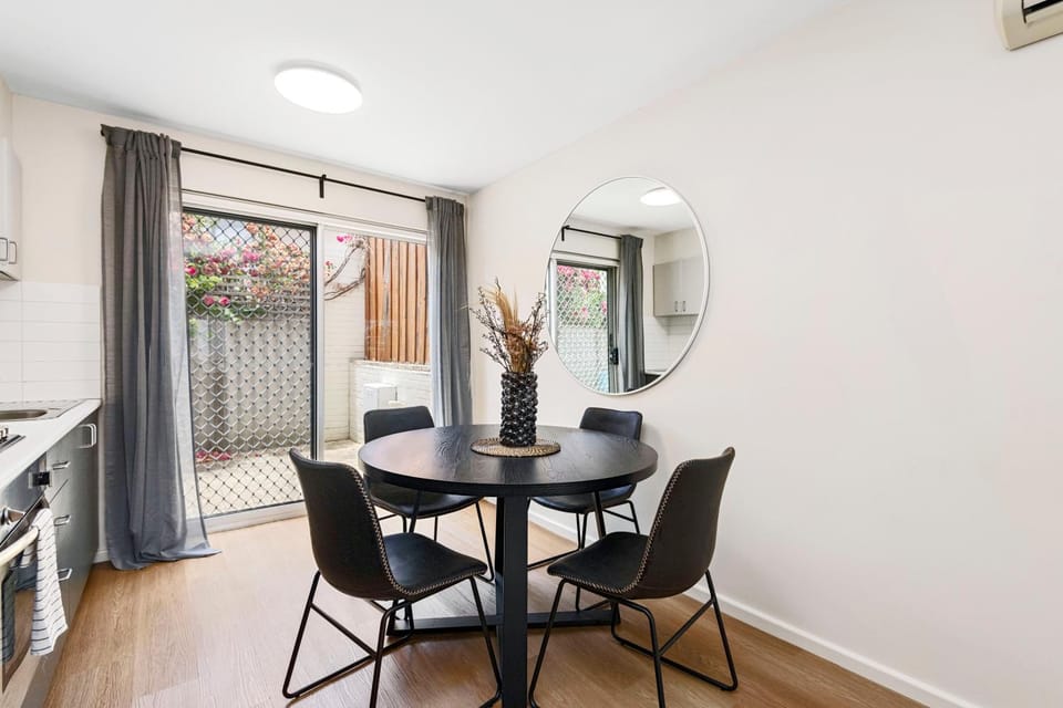 4 Cute Cunningham close to Subiaco - sleeps 4 Apartment in Perth