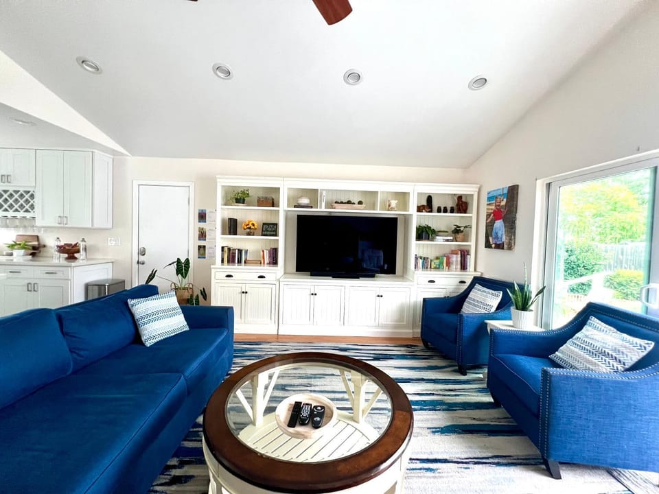 Family Friendly Retreat with Yard and Play Area, 2000 sq ft, AC, Fiber Optic WiFi House in San Diego