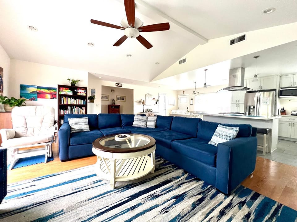 Family Friendly Retreat with Yard and Play Area, 2000 sq ft, AC, Fiber Optic WiFi House in San Diego
