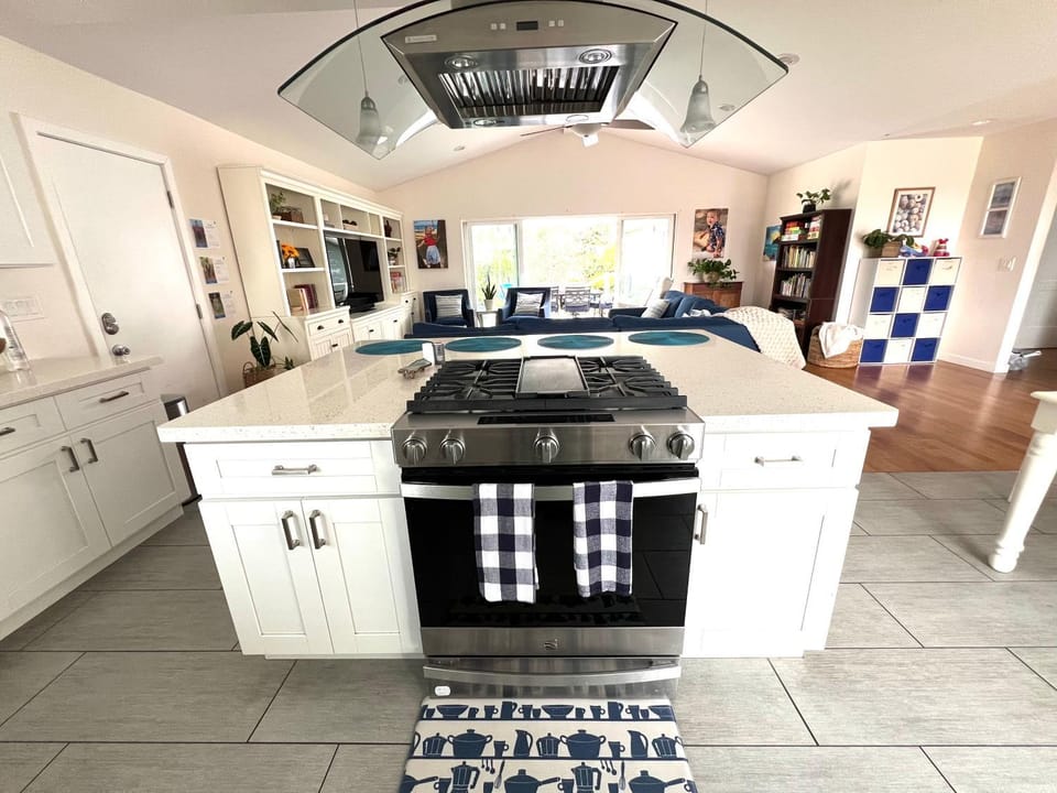 Family Friendly Retreat with Yard and Play Area, 2000 sq ft, AC, Fiber Optic WiFi House in San Diego