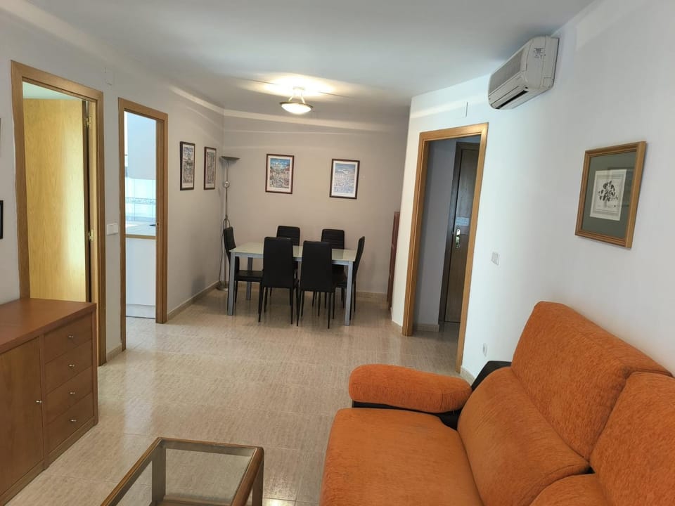 Communal lounge/ TV room, TV and multimedia, Living room, Seating area, Dining area, air conditioner