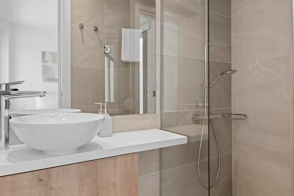 Shower, Toilet, towels